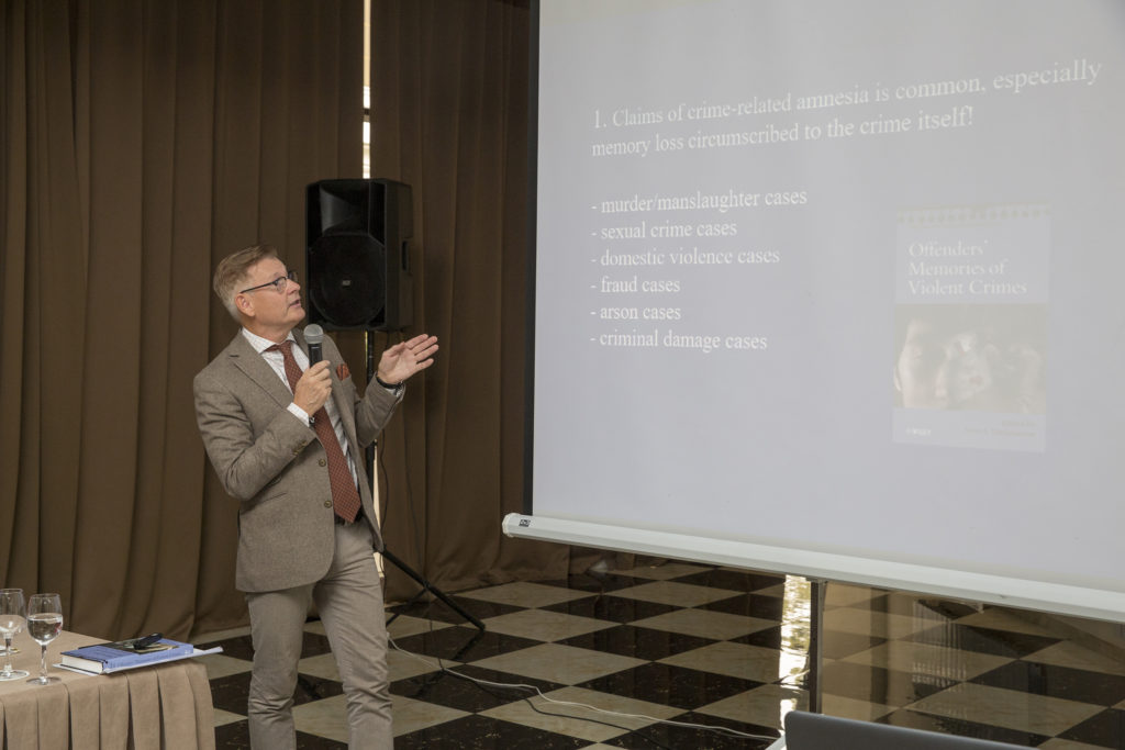 Sven Å Christianson föreläser under en workshop i Georgien